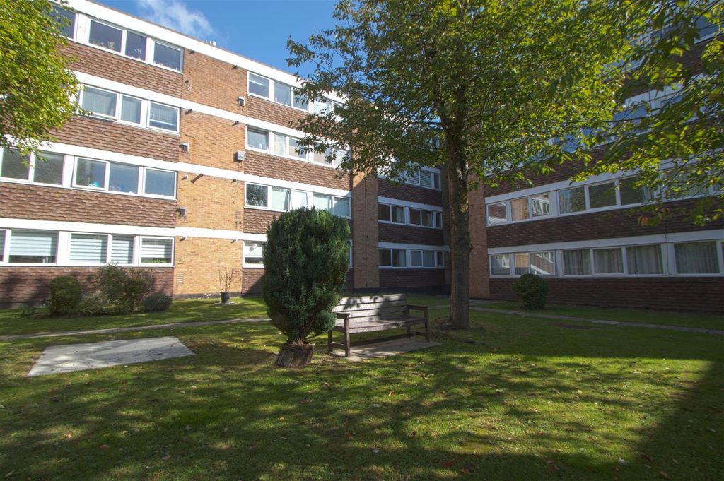 Property photo 2 of 11 Communal Gardens