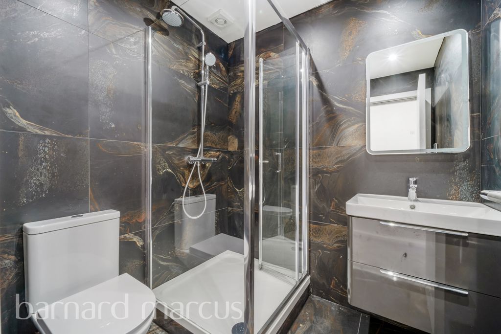 Property photo 3 of 9 En-Suite Bathroom