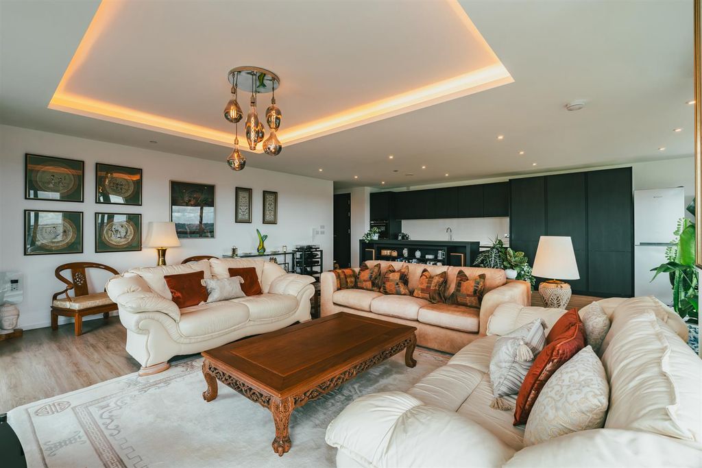 Property photo 2 of 30 Lounge