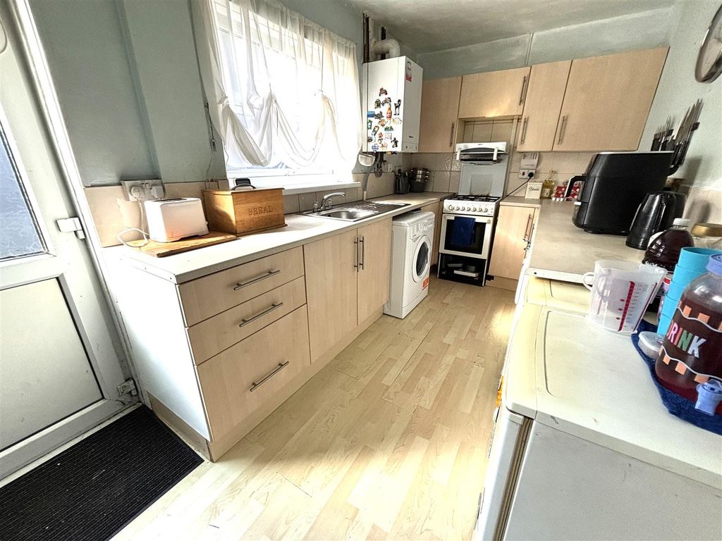 Property photo 2 of 12 Kitchen