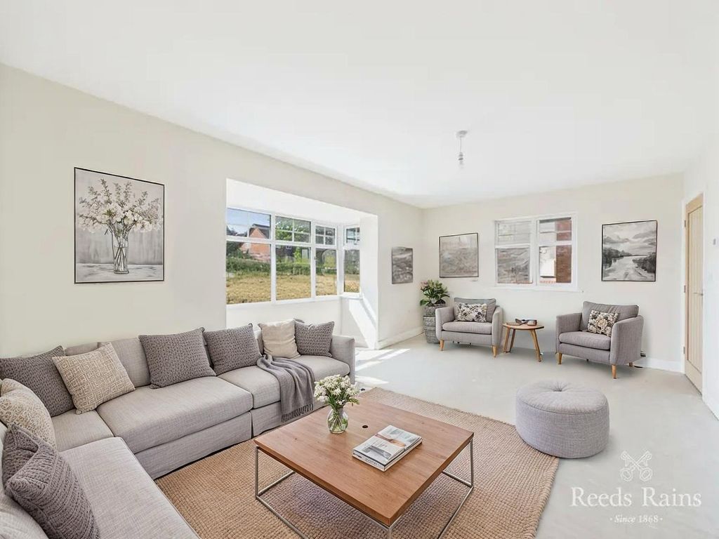 Property photo 2 of 30 Lounge