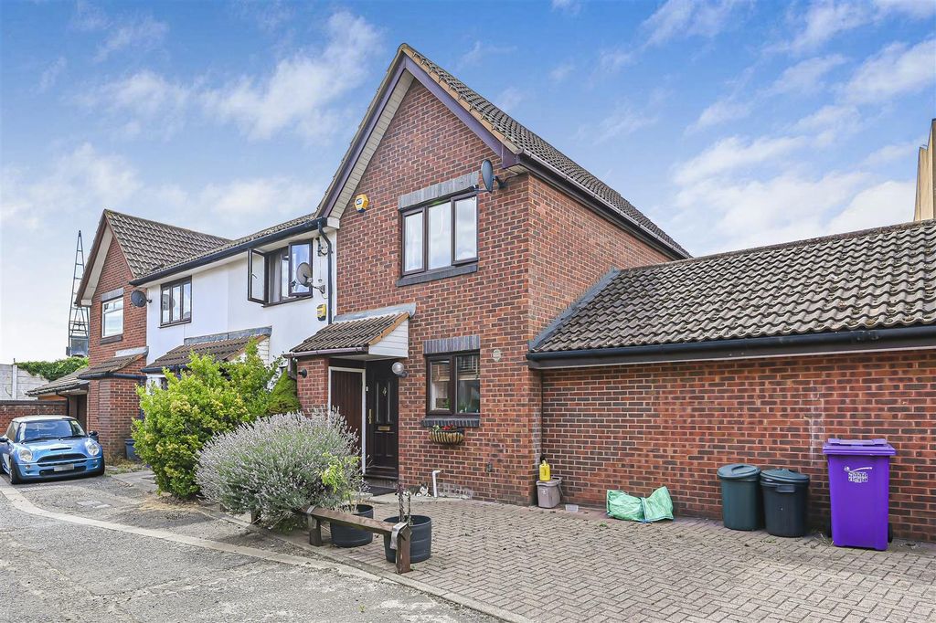 Property photo 1 of 13 16-Claire-Place02.Jpg