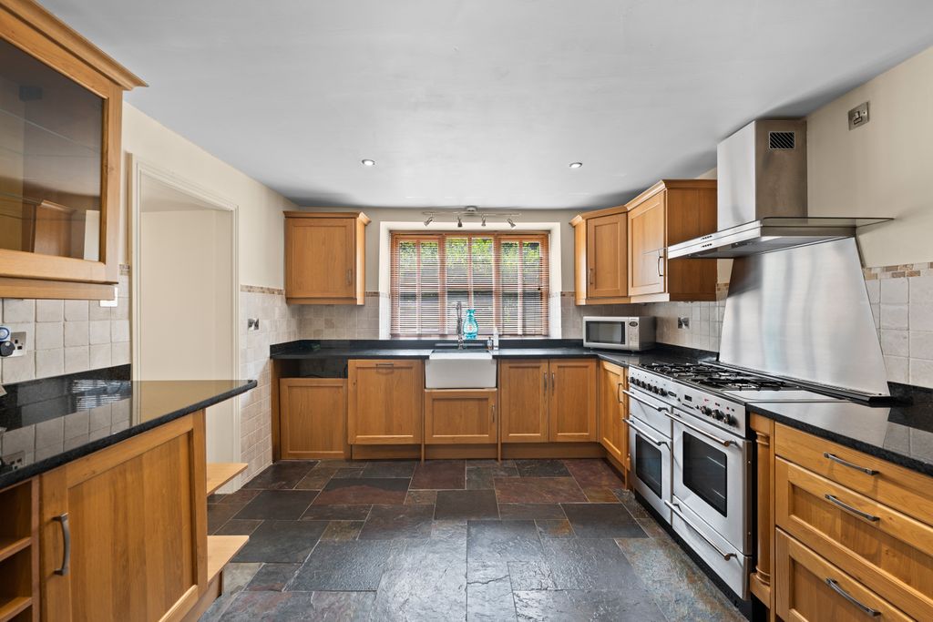 Property photo 3 of 28