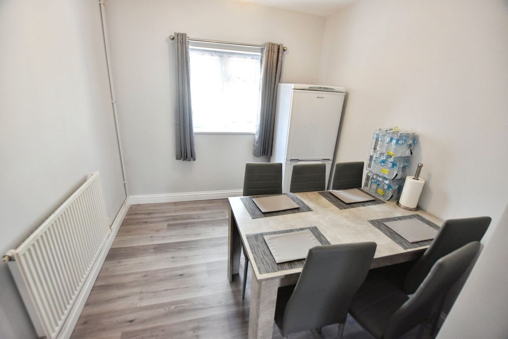 Property photo 3 of 9 Pbox-Study-326597.Jpg