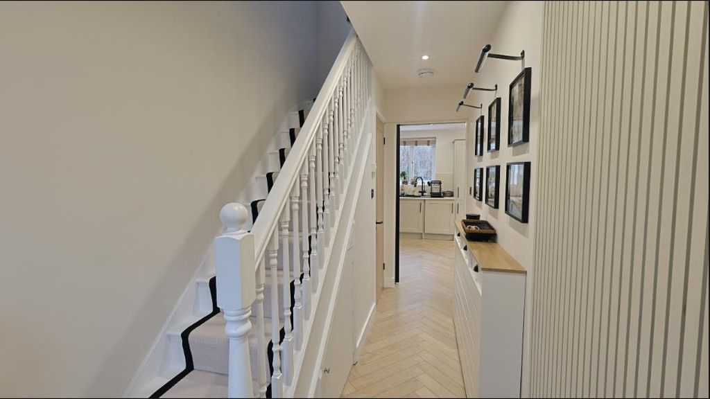 Property photo 3 of 14 Hallway