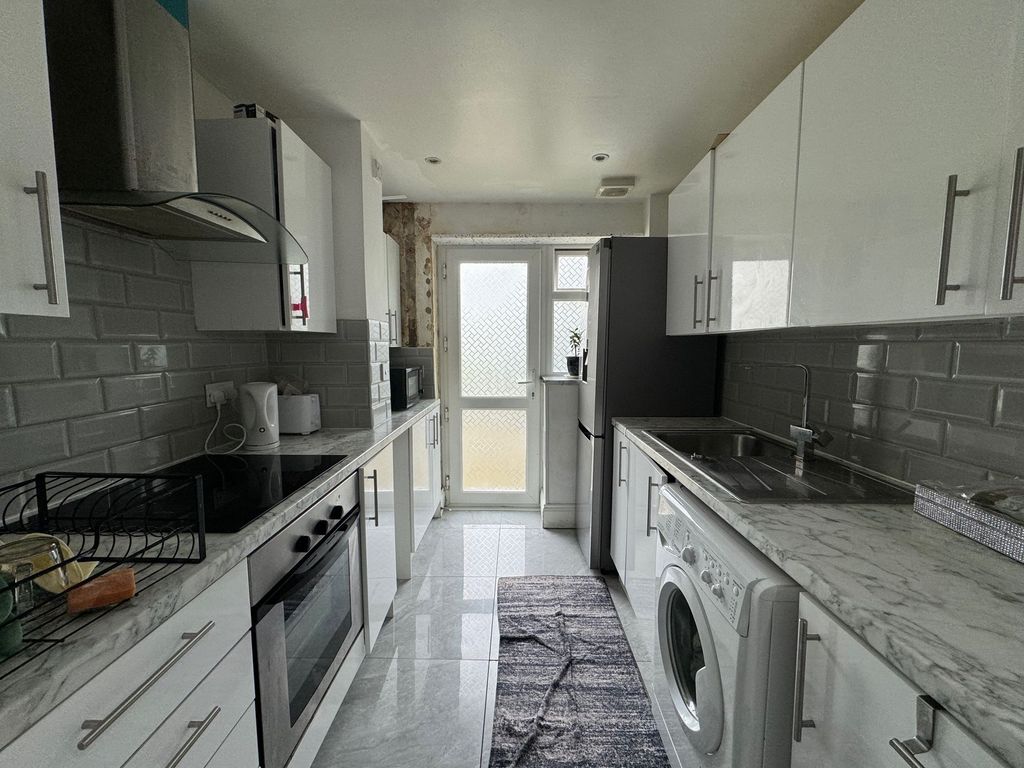 Property photo 2 of 7 Kitchen