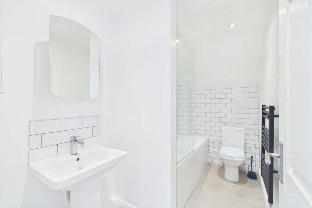 Property photo 3 of 8 Cam02279G0-Pr0063-Still006