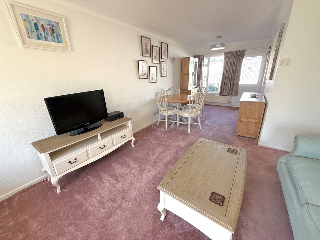 Property photo 2 of 17 19 Eastergate Lounge 1