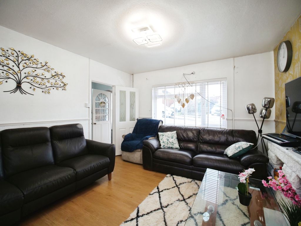 Property photo 3 of 14 Lounge