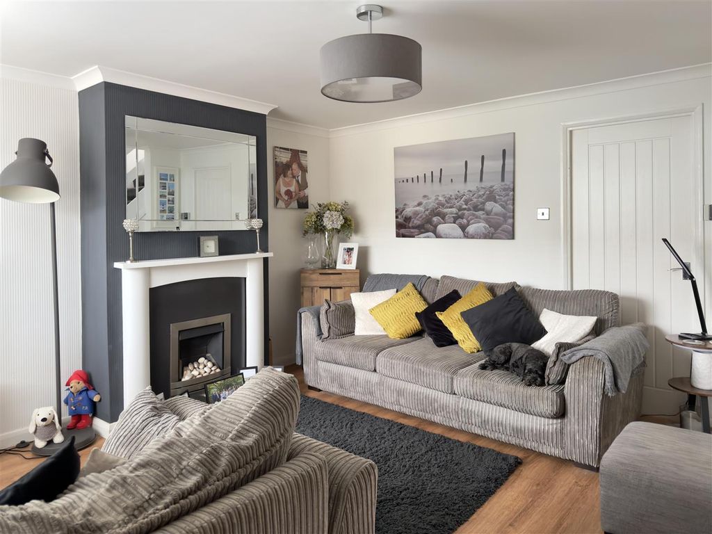 Property photo 2 of 33 Lounge