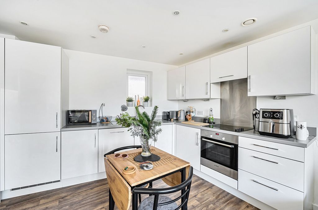 Property photo 3 of 12 1388548-21-694562...