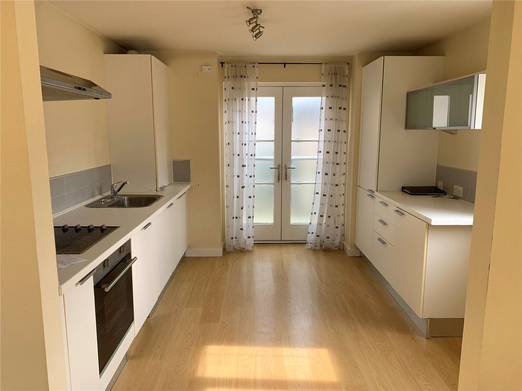 Property photo 3 of 11 Kitchen