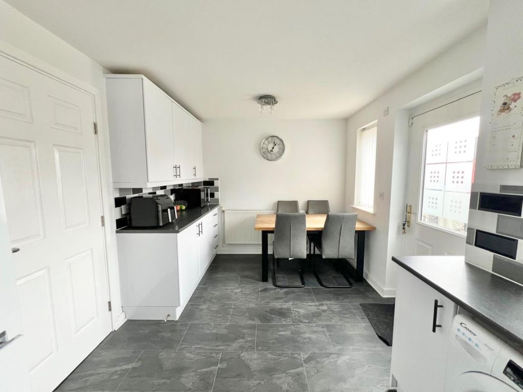 Property photo 3 of 10 Kitchen