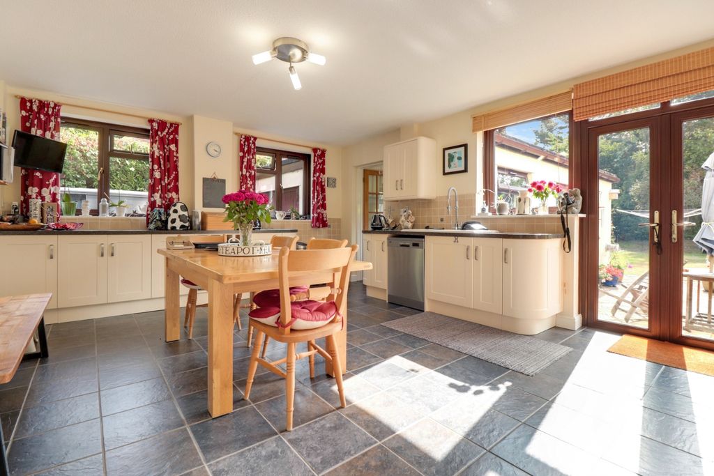 Property photo 3 of 16 Kitchen Breakfast Room
