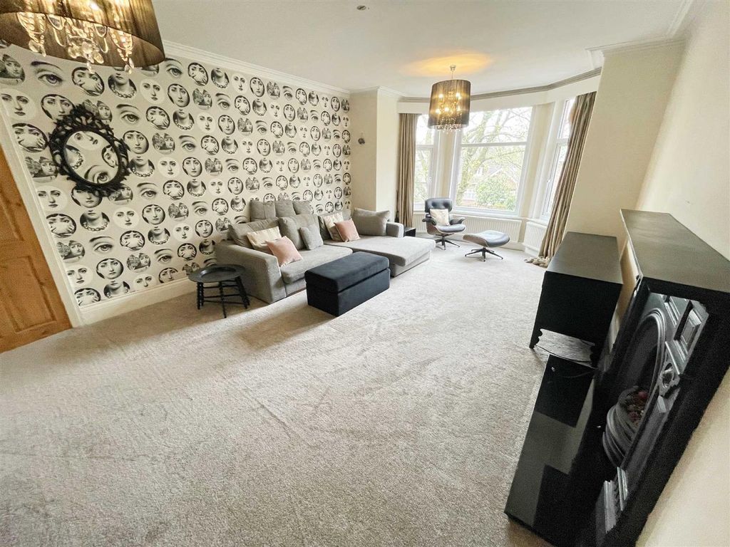 Property photo 2 of 16 Lounge