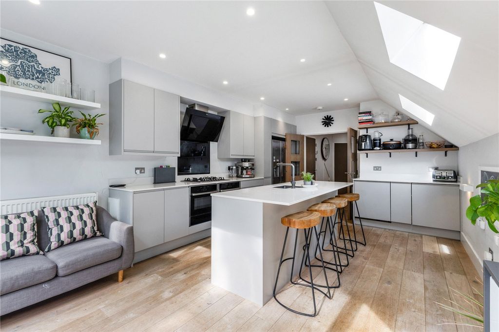 Property photo 2 of 11 Kitchen/Breakfast