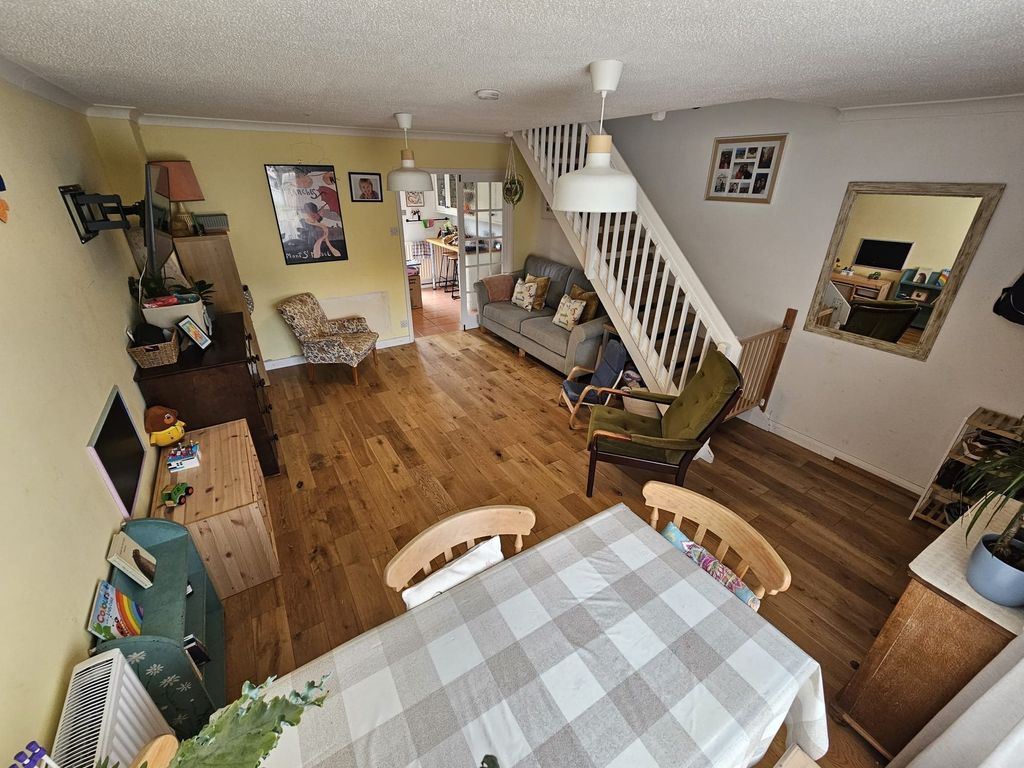 Property photo 3 of 12 Lounge (2)