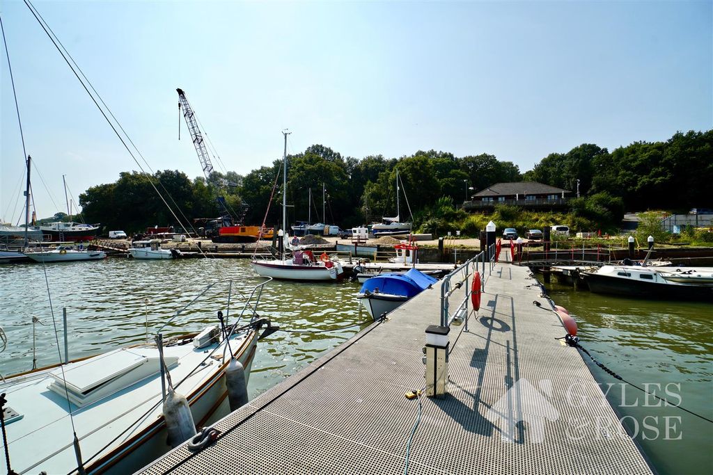 Property photo 2 of 41 Pontoon