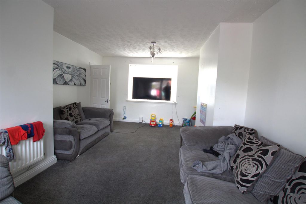 Property photo 2 of 6 Lounge.Jpg