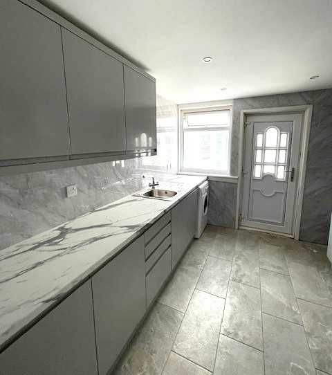 Property photo 3 of 10 Kitchen