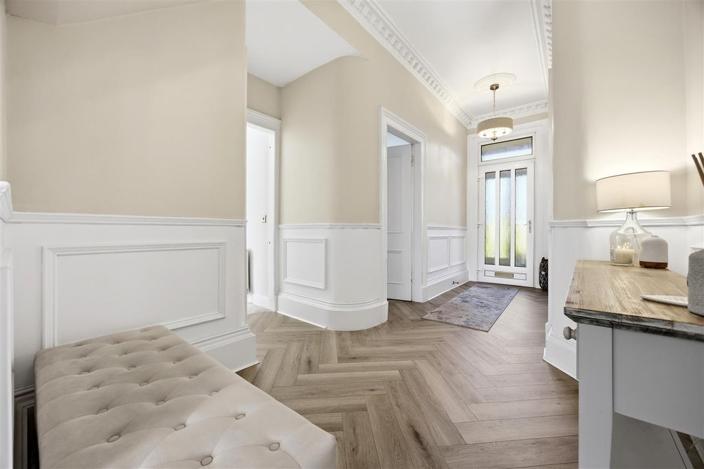 Property photo 2 of 27 80_Kirkintilloch_Rd_Lenzie_009.Jpg