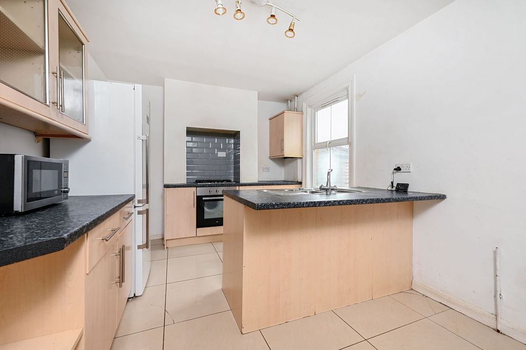 Property photo 3 of 7 Kitchen