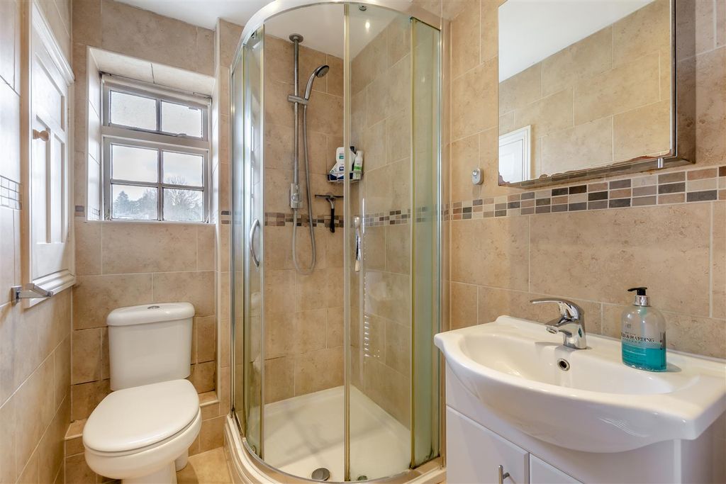 Property photo 2 of 18 Bathroom