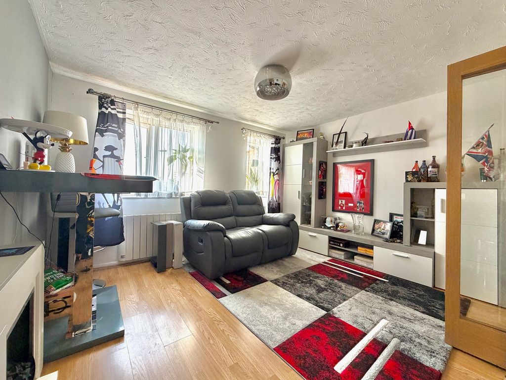 Property photo 3 of 10 Living Room