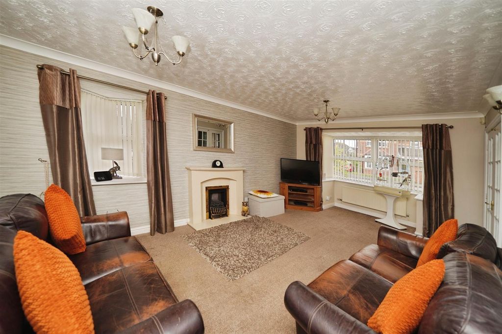 Property photo 2 of 22 Lounge