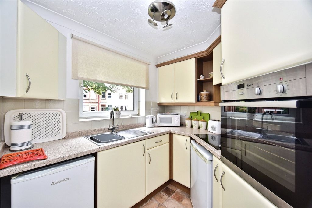 Property photo 3 of 11 Kitchen