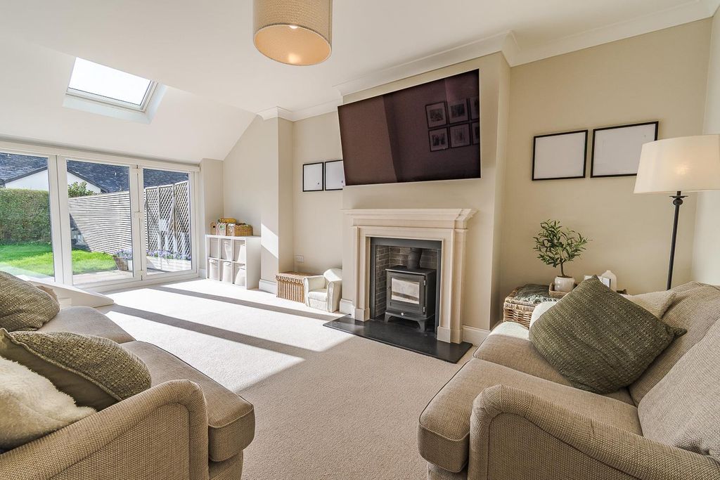 Property photo 2 of 22 Living Room