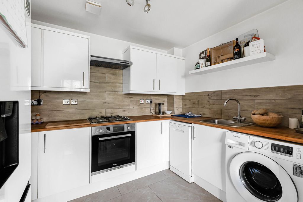 Property photo 2 of 12 Kitchen