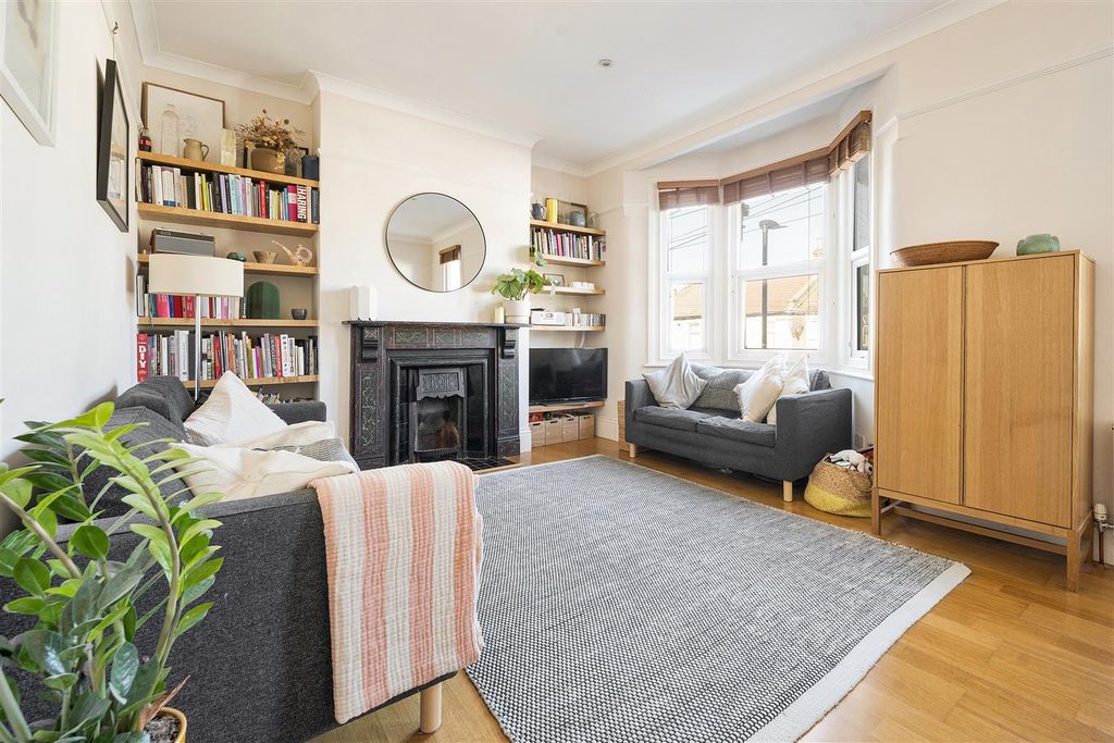 Property photo 2 of 22 Neville Road, E7