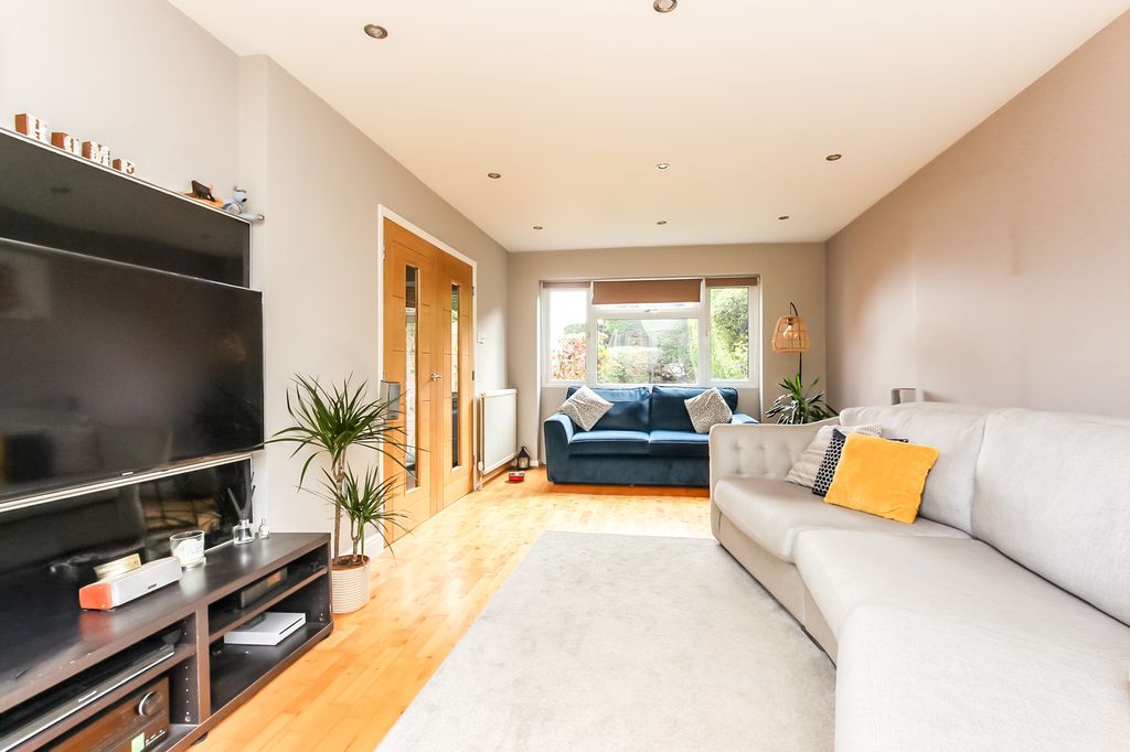 Property photo 3 of 24 Lounge