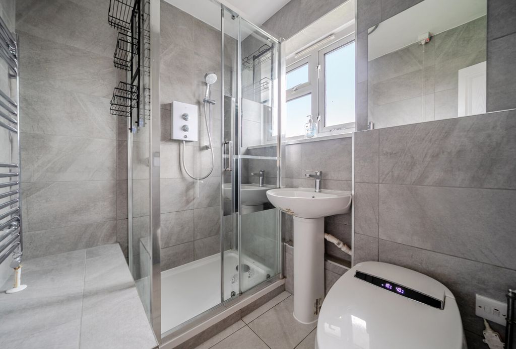 Property photo 3 of 12 1388934-19-693Ff2...