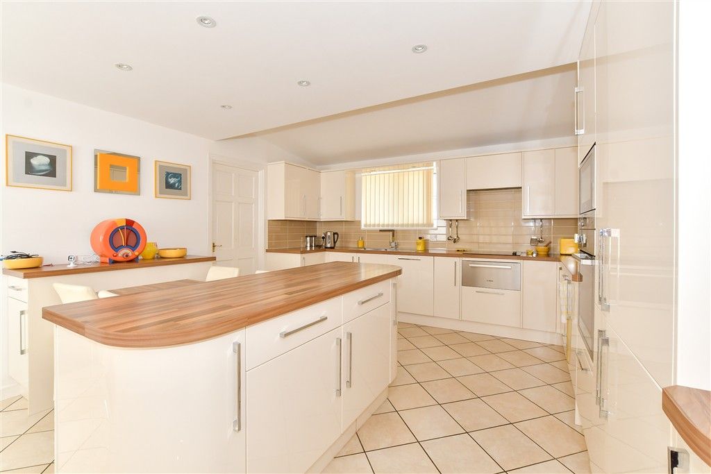 Property photo 3 of 11 Kitchen/Breakfast Room