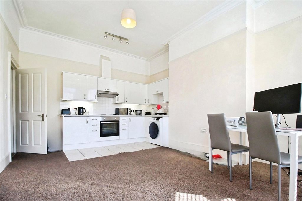 Property photo 2 of 6 Living Room /Kitchen