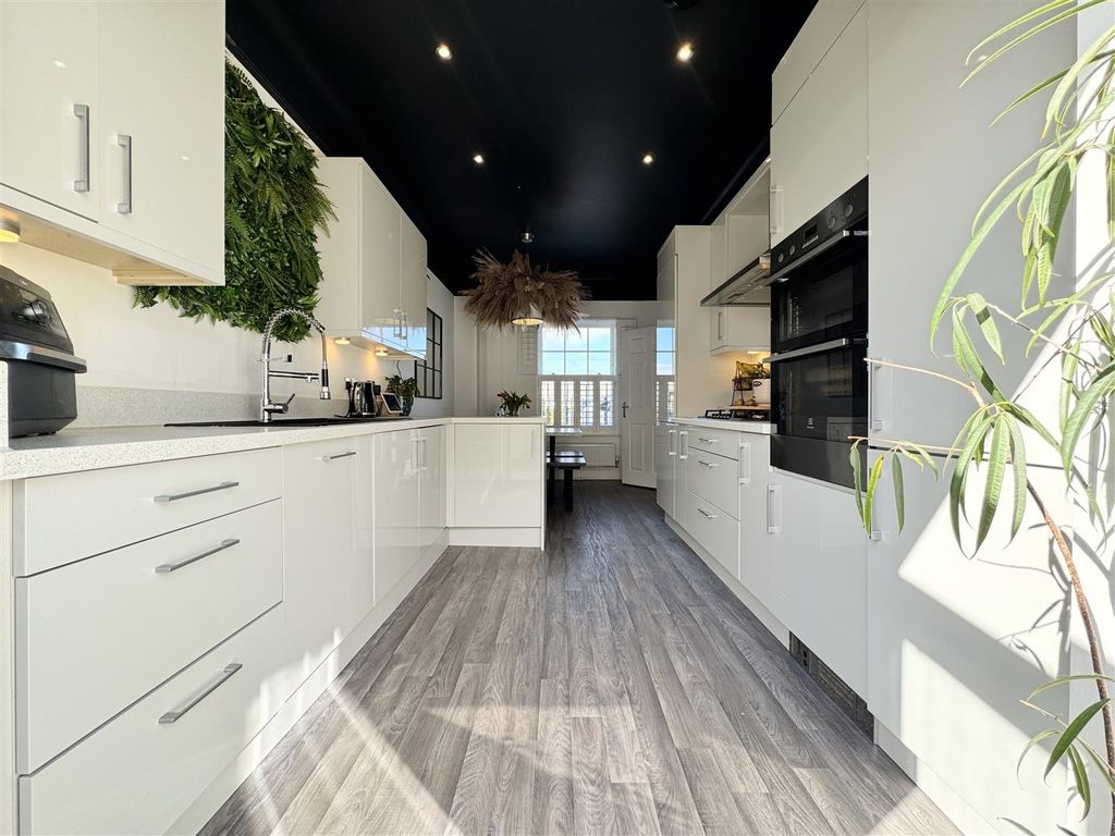 Property photo 3 of 40 Kitchen Diner