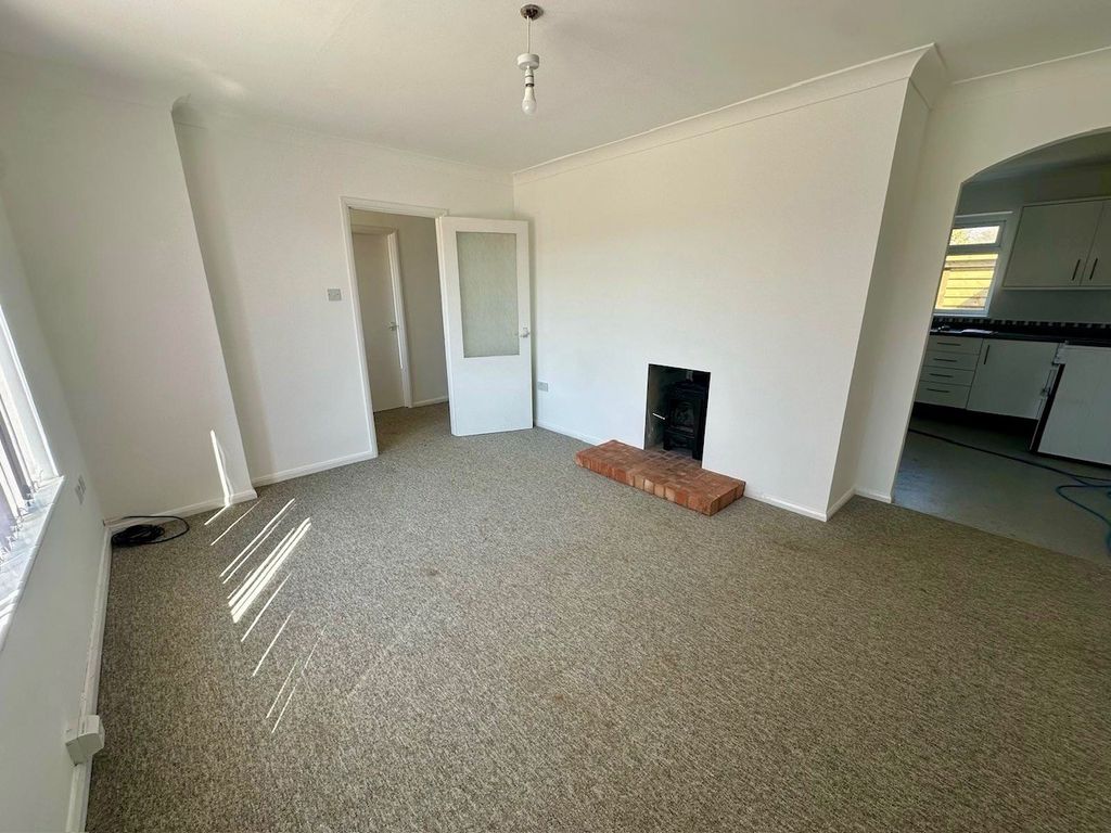 Property photo 3 of 11 Living Room