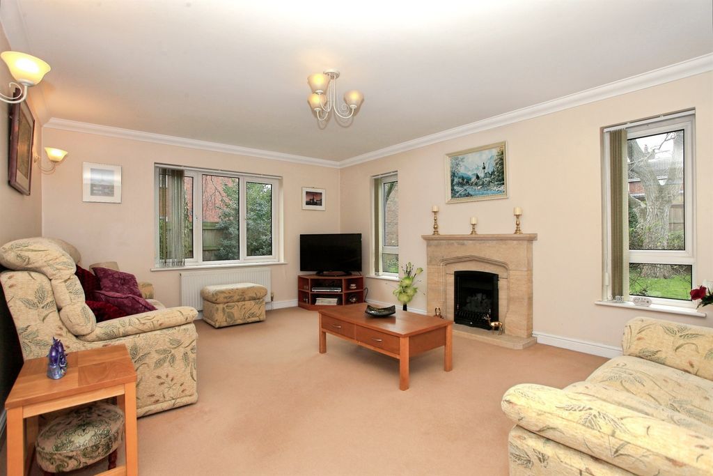 Property photo 3 of 31 Lounge