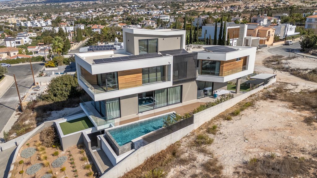 Property photo 2 of 51