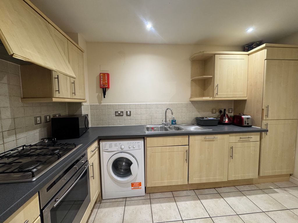 Property photo 3 of 10 Kitchen