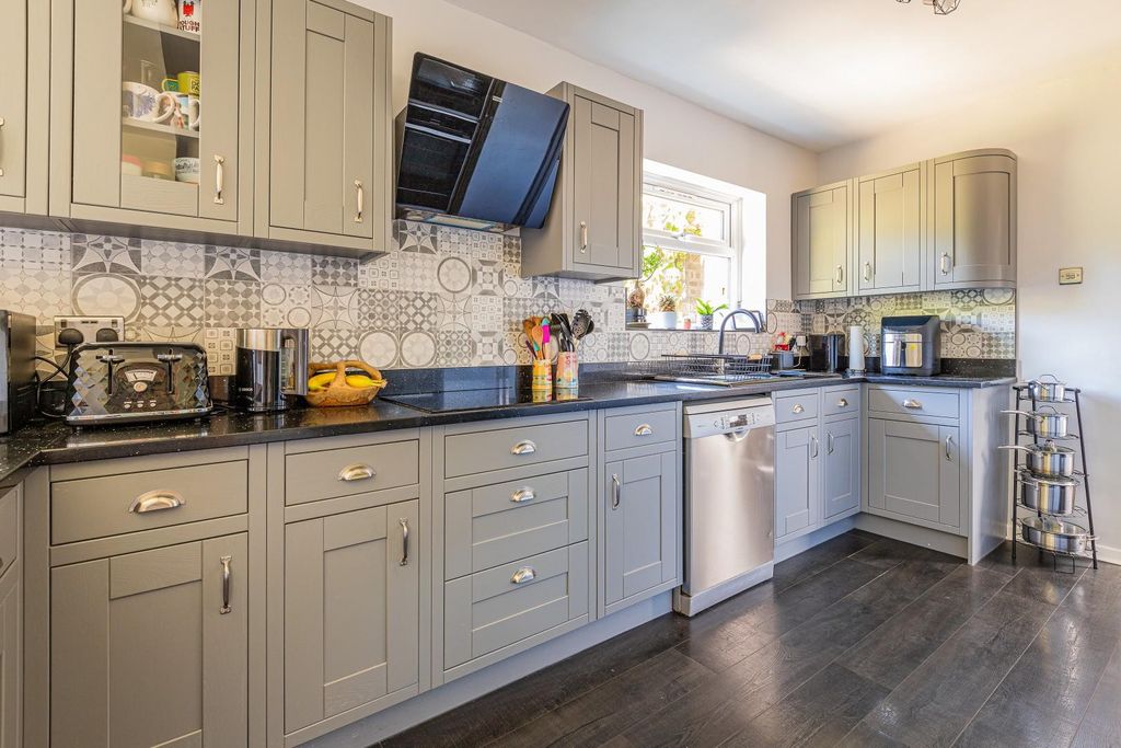 Property photo 2 of 31 Kitchen