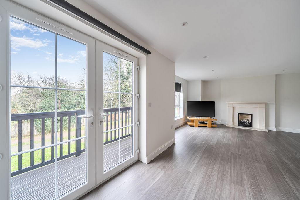 Property photo 3 of 23 1408623-11-698F27...