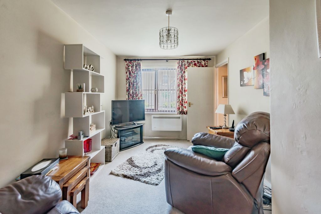 Property photo 2 of 20