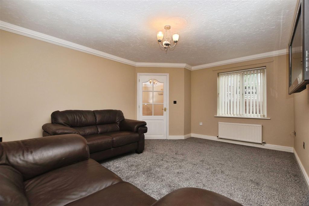 Property photo 3 of 13 Lounge