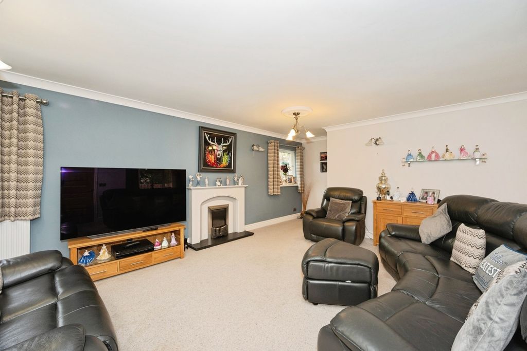 Property photo 3 of 19 Living Room