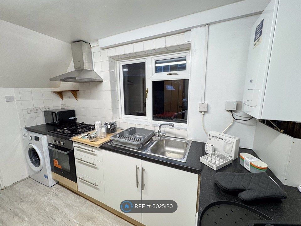 Property photo 3 of 6 Kitchen