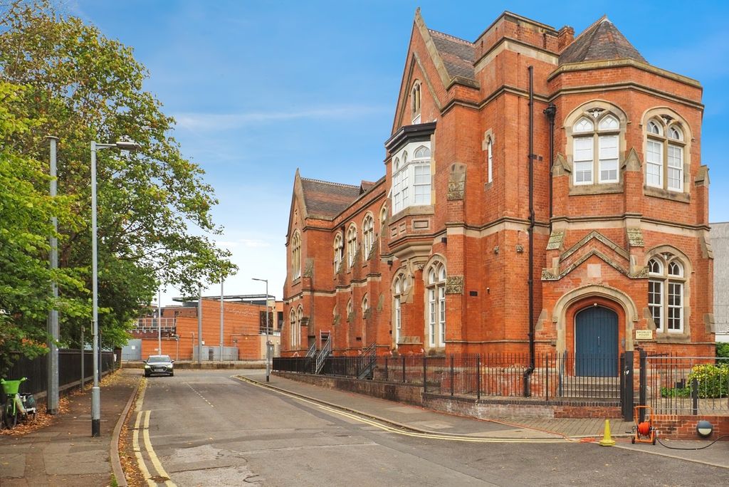 Property photo 1 of 17 Bromley House