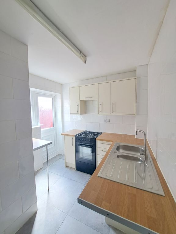 Property photo 1 of 7 Kitchen